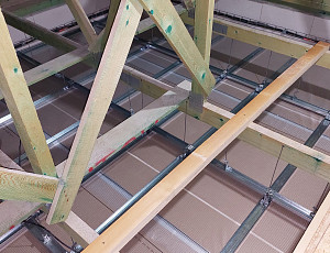 Zateplení stropu novostavby bungalovu s vazníkovou střešní konstrukcí